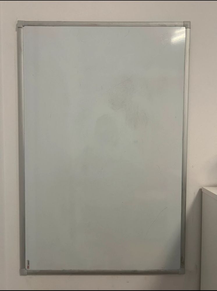 Biala tablica z magnsesami