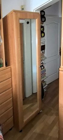 Oddam szafę z lustrem
