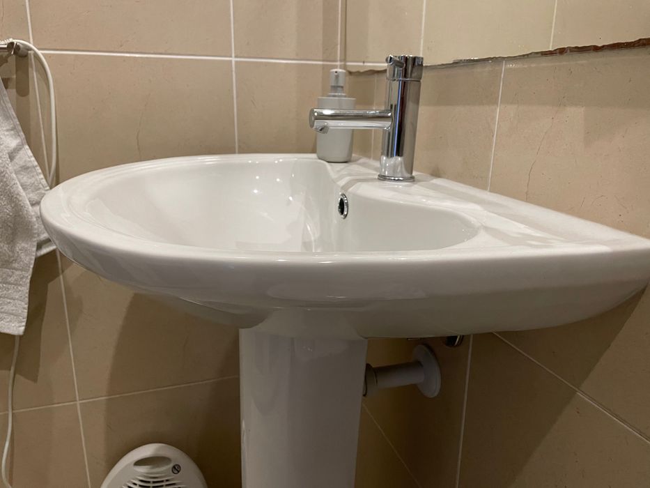 Lavatório com pé, marca Valadares c/o novo