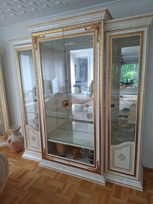 Włoskie meble do salonu – witryna, witryna narożna stół i stolik kawow