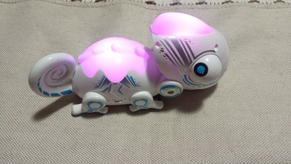 Робот-хамелеон. Іграшка.