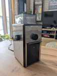 Automatyczny młynek do kawy DeLonghi KG89
