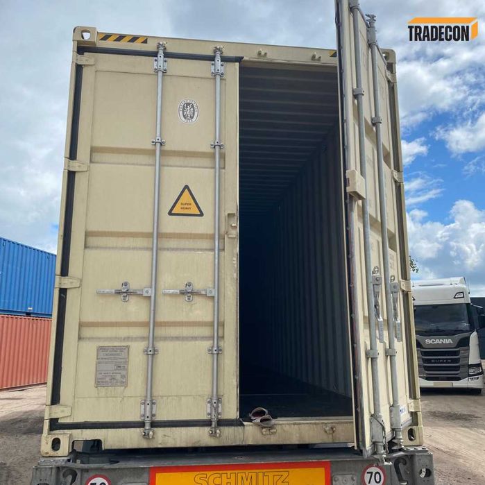 Kontener IICL po kilku podróżach w kolorze budyniowym