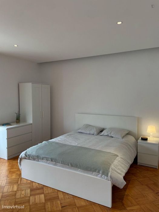 739428 - Quarto com cama de casal, com varanda...
