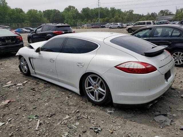 Porsche Panamera 3.0 Hybrid z 2013 roku, model USA.