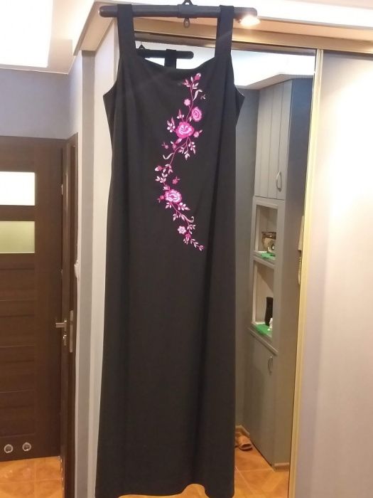 Sukienka czarna z różowym haftem +atłasowy szal