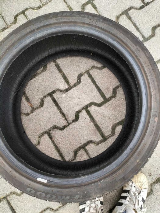 Sprzedam 4 opony zimowe: 225/40R 18. Używane tylko przez jeden sezon.