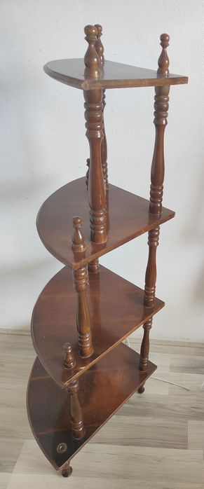 Regał narożny z półkami z drewna.