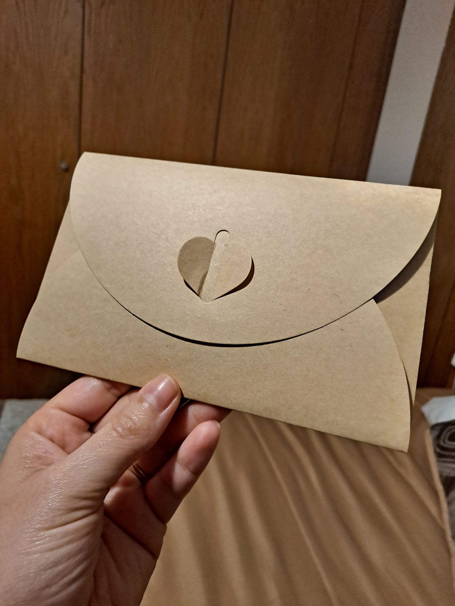 Envelopes para convites em papel craft e fecho em forma de coração