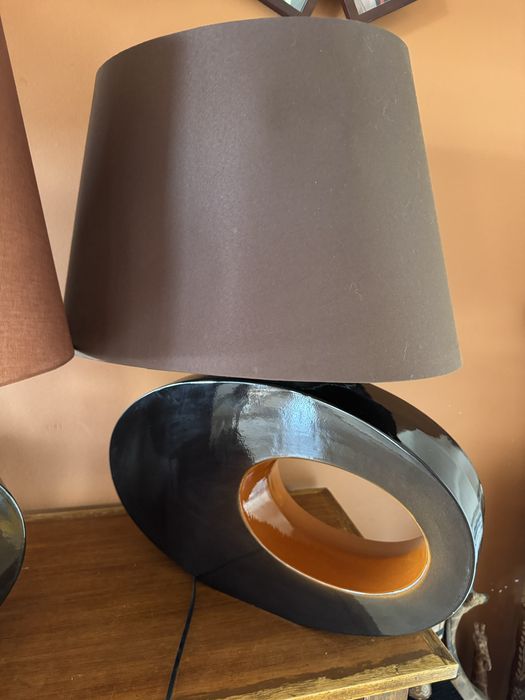 Candeeiros castanhos