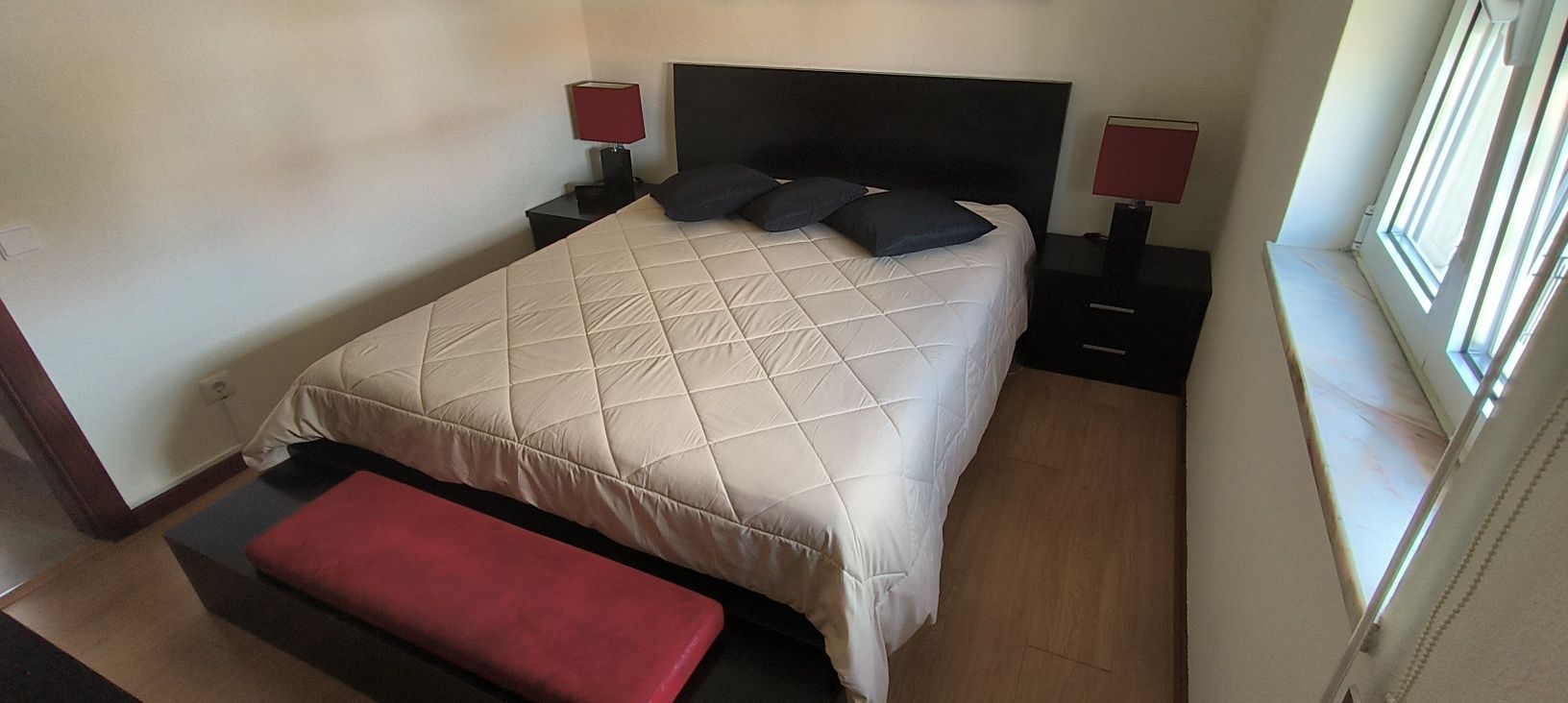 Mobilia de Quarto - Cama + 2 Mesas de Cabeceira + Cómoda