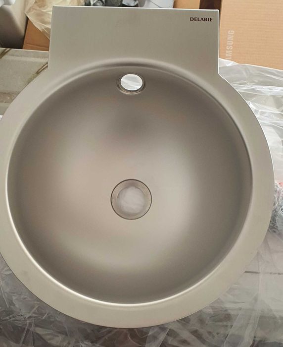 Lavatório redondo em inox com furo ladrão