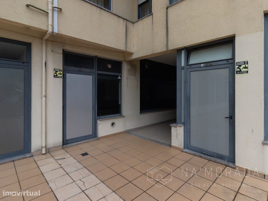 Loja convertível em dois apartamentos T1's, em Stª Mª de Lamas, Stª...