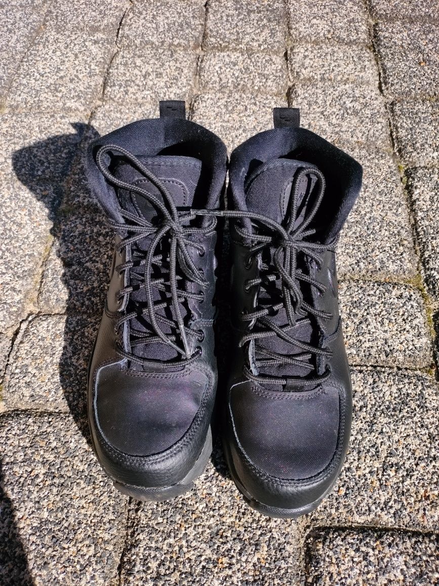 Młodzieżowe buty Nike- sneakersy Manoa