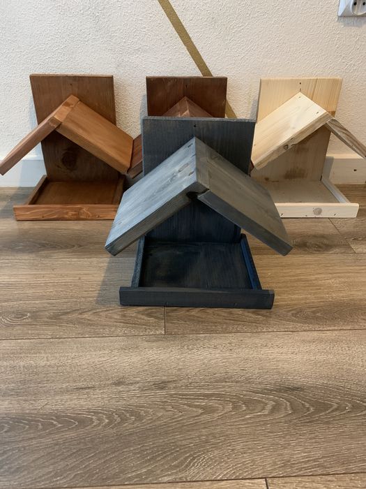 Karmnik dla ptaków z drewna – solidny, ręcznie robiony