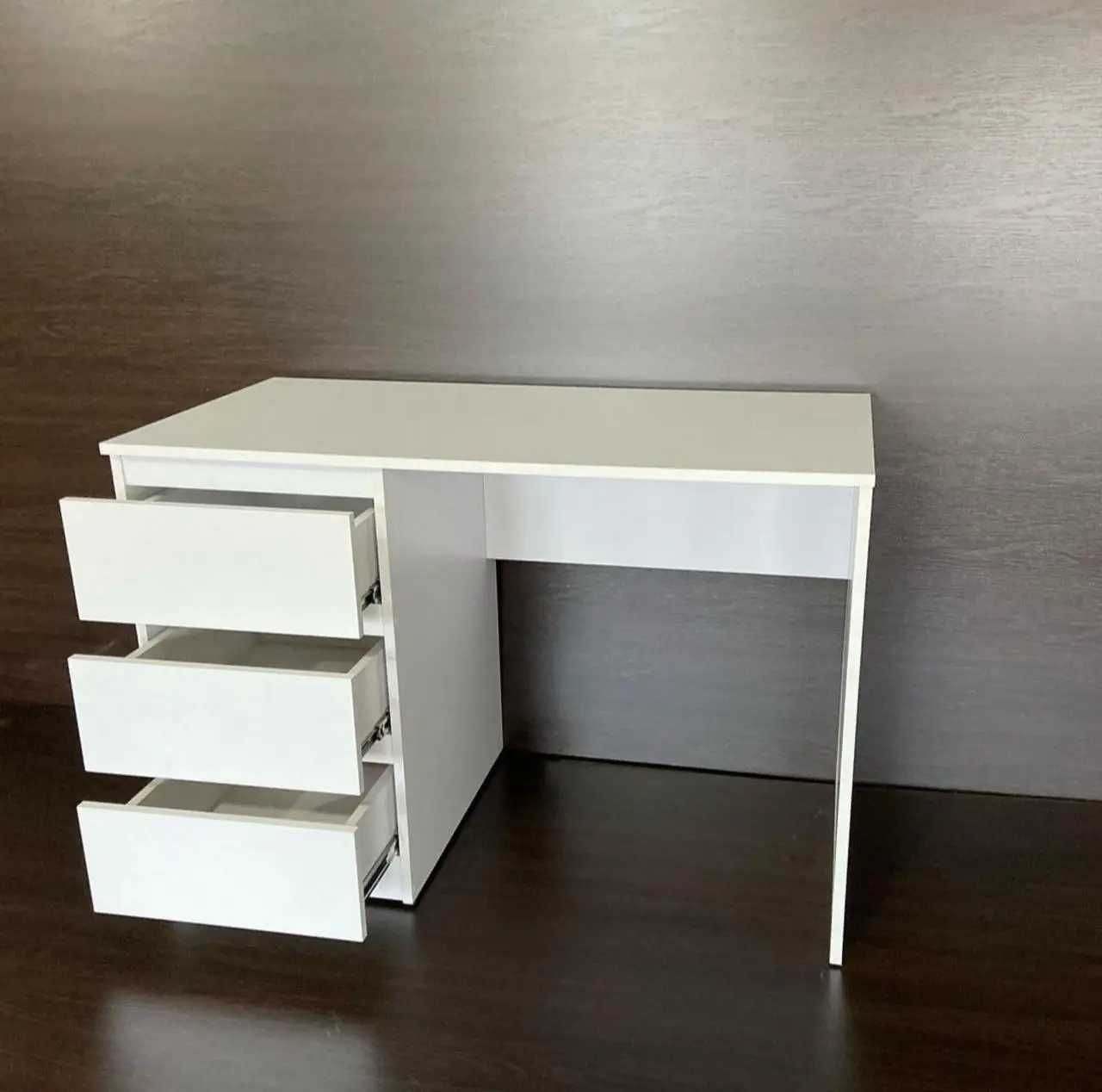 Компьютерный стол белый с тумбой без ручек на 3 ящика (1150х550х750)