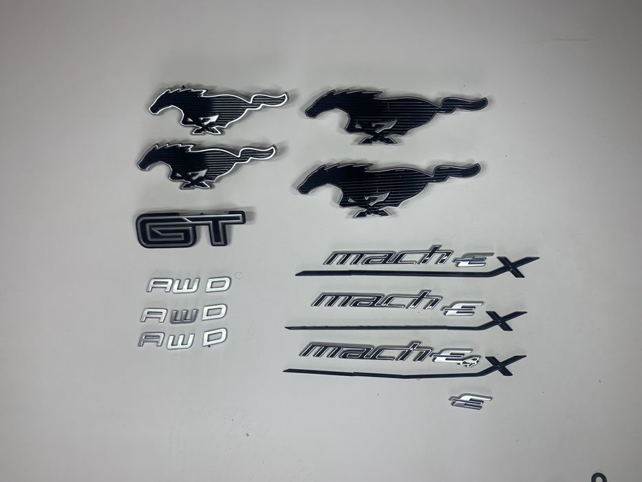 Ford Mustang Mach E  шилда емблема