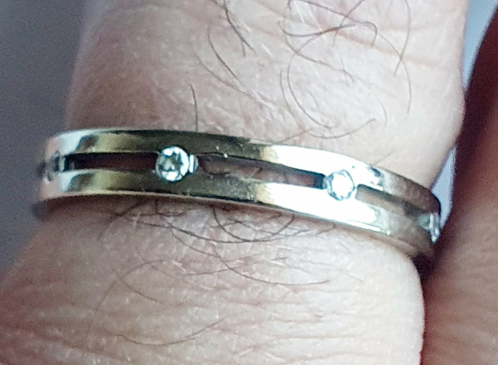 В продаже обручальные кольца с бриллиантами