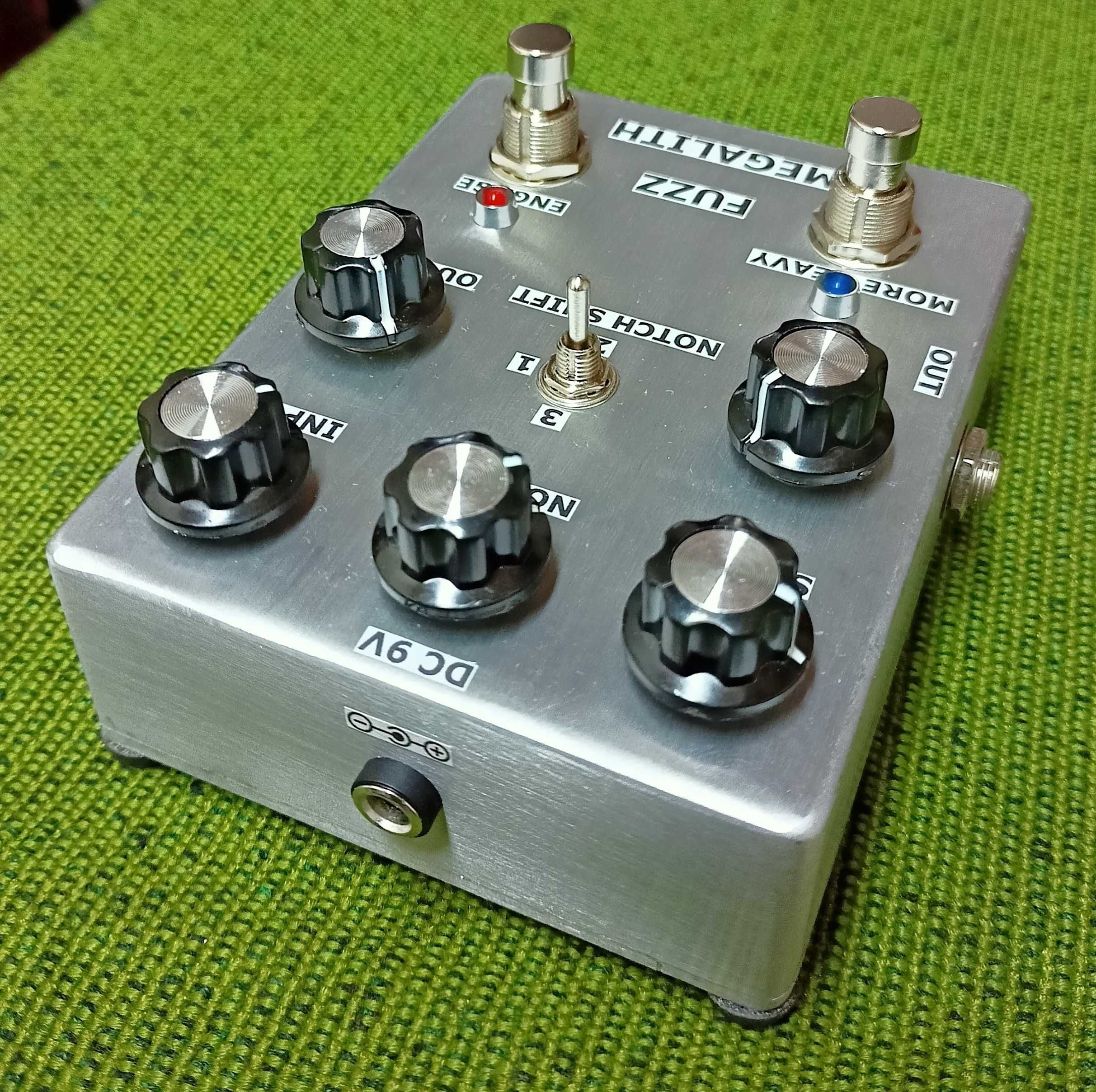 Efekt gitarowy Megalith Fuzz (klon)