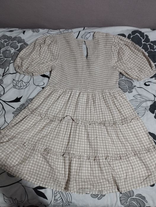 мила сукня в клітинку з v-вирізом