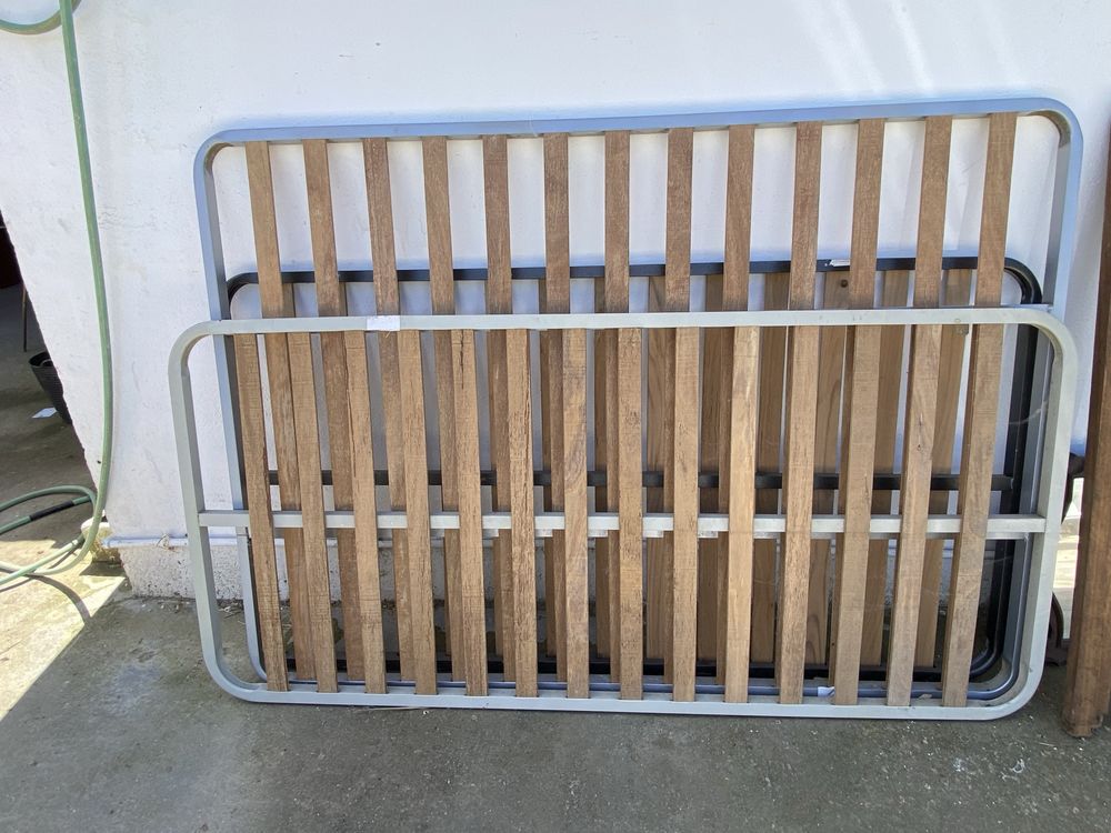 Cama e mesinhas de cabeceira