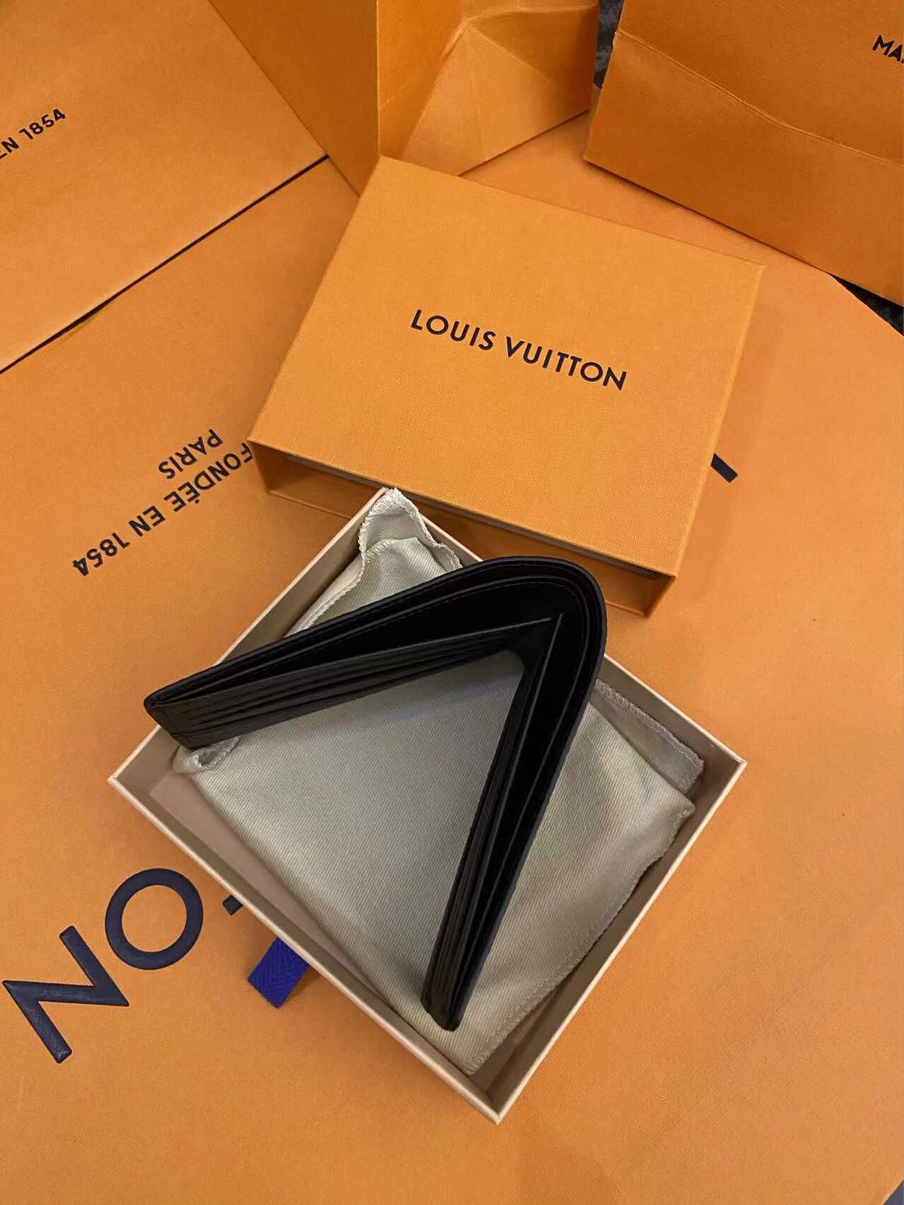 Czarne etui na monety Louis Vuitton w szachownicę