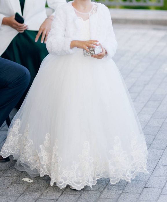 Біла сукня для дівчинки зі шлейфом 122 зріст