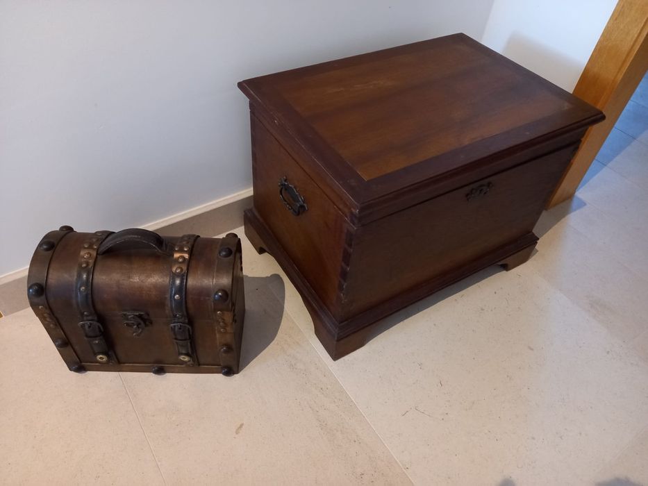 pequeno Baú em madeira e couro e Costureirinha