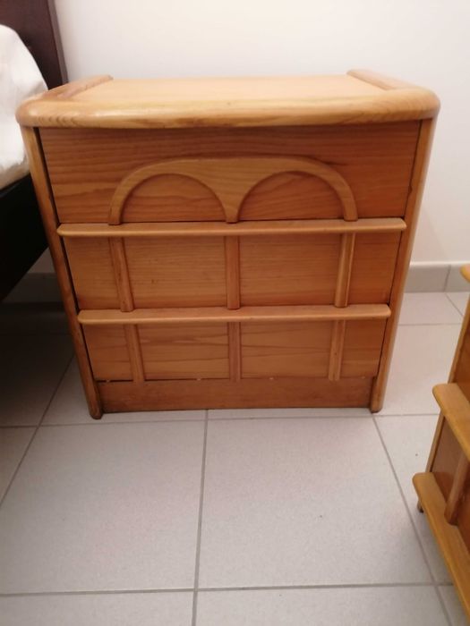 cómoda e 2 mesinhas de cabeceira