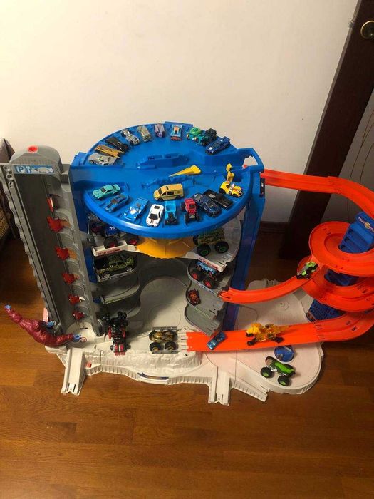 Хот Вілс неймовірний гараж-гігант з горилою Hot Wheels Super