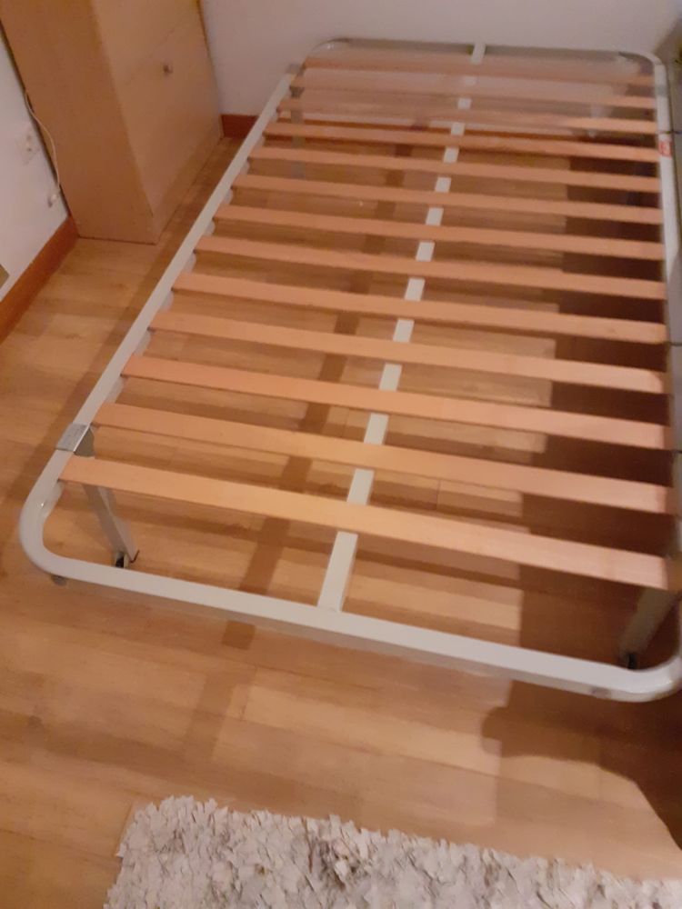 Cama de solteiro com estrado e colchao