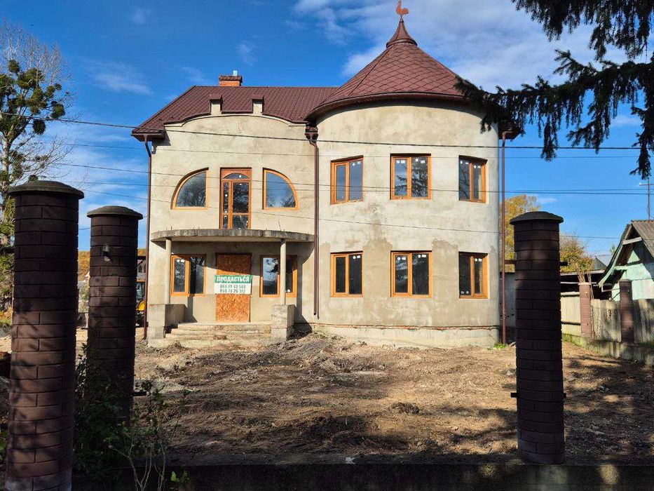 Продаж будинка з басейном