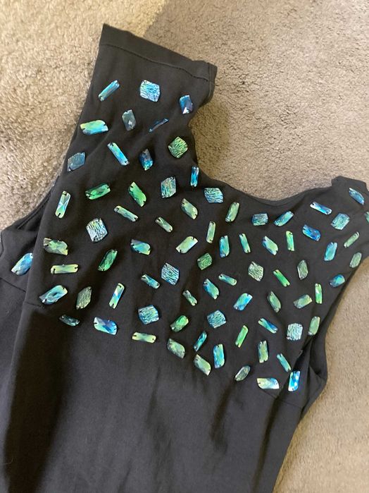 Sukienka z kamieniami