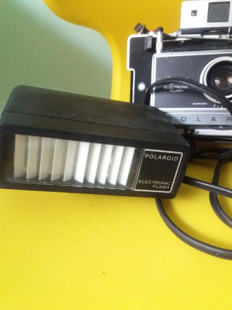 Maquina fotográfica poloroid antiga