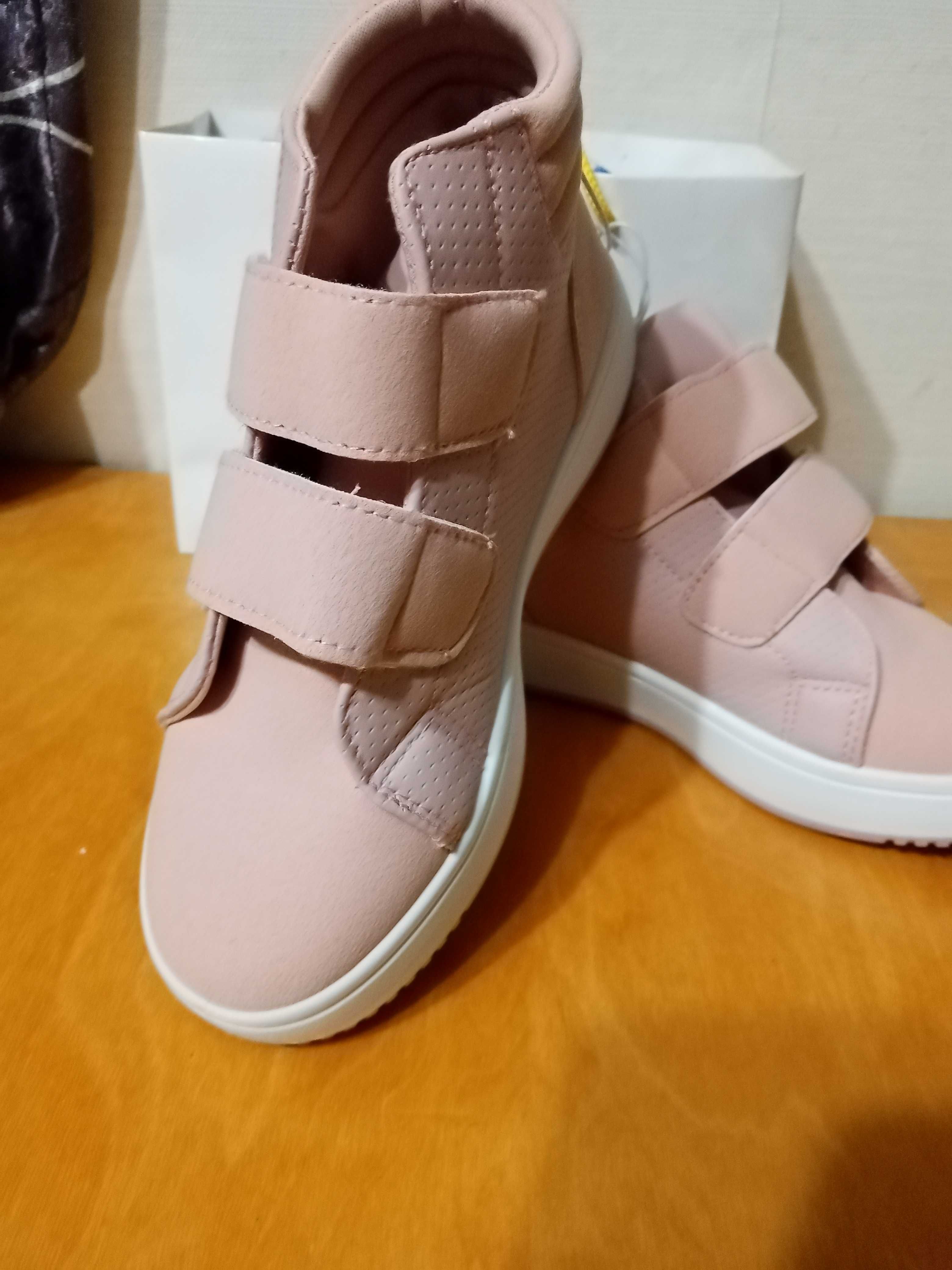 Ботинки( детская обувь) на девочку новые
