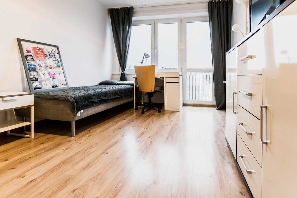 Pokój z balkonem w mieszkaniu czteropokojowym na Gagarina