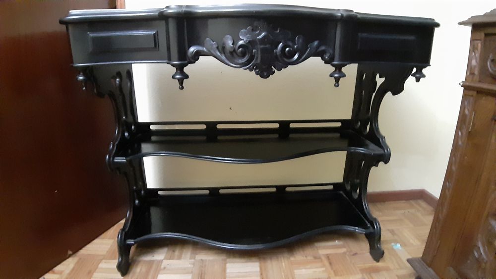 Credencia com tampo em mármore