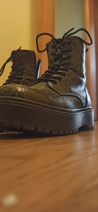 Botas com padrão cobra cinza e pretas