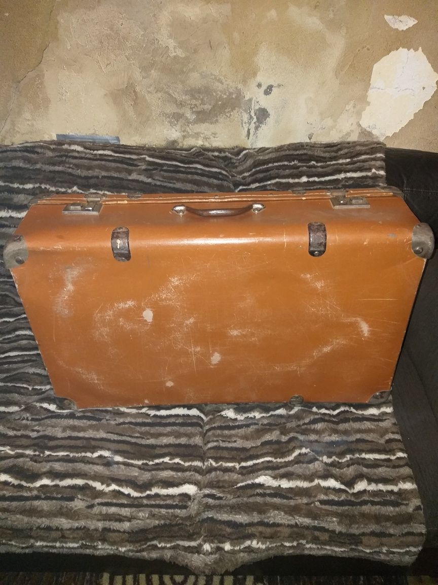 Mala de cartão antiga em bom estado com 70×40×20 cm .
