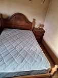 Cama e mesinha de cabeceira