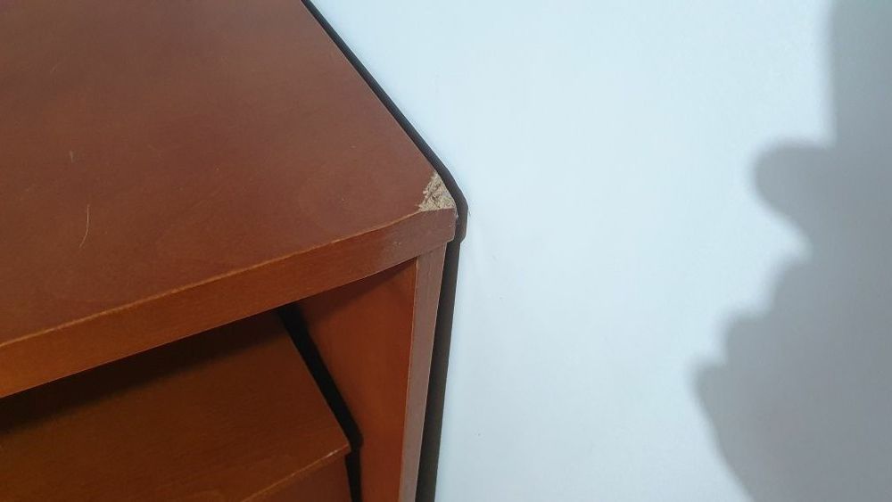 Secretária grande com móveis de apoio e prateleiras