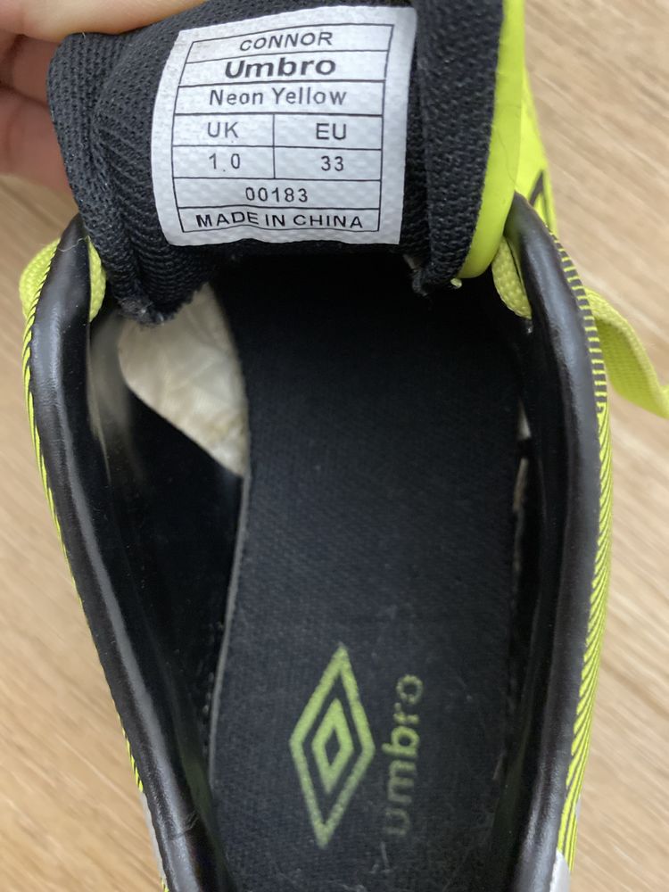 Buty piłkarskie korki umbro r. 33