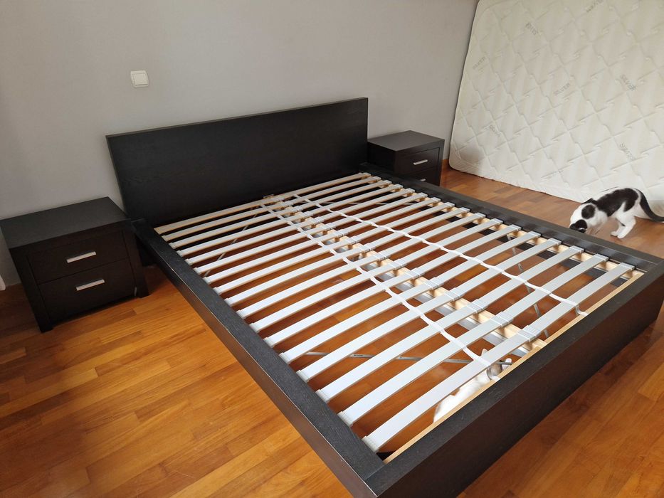 Cama com estrado e 2 mesinhas de cabeceira