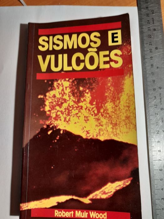 Duas obras O Tempo e Sismos e Vulcões fotos a cores