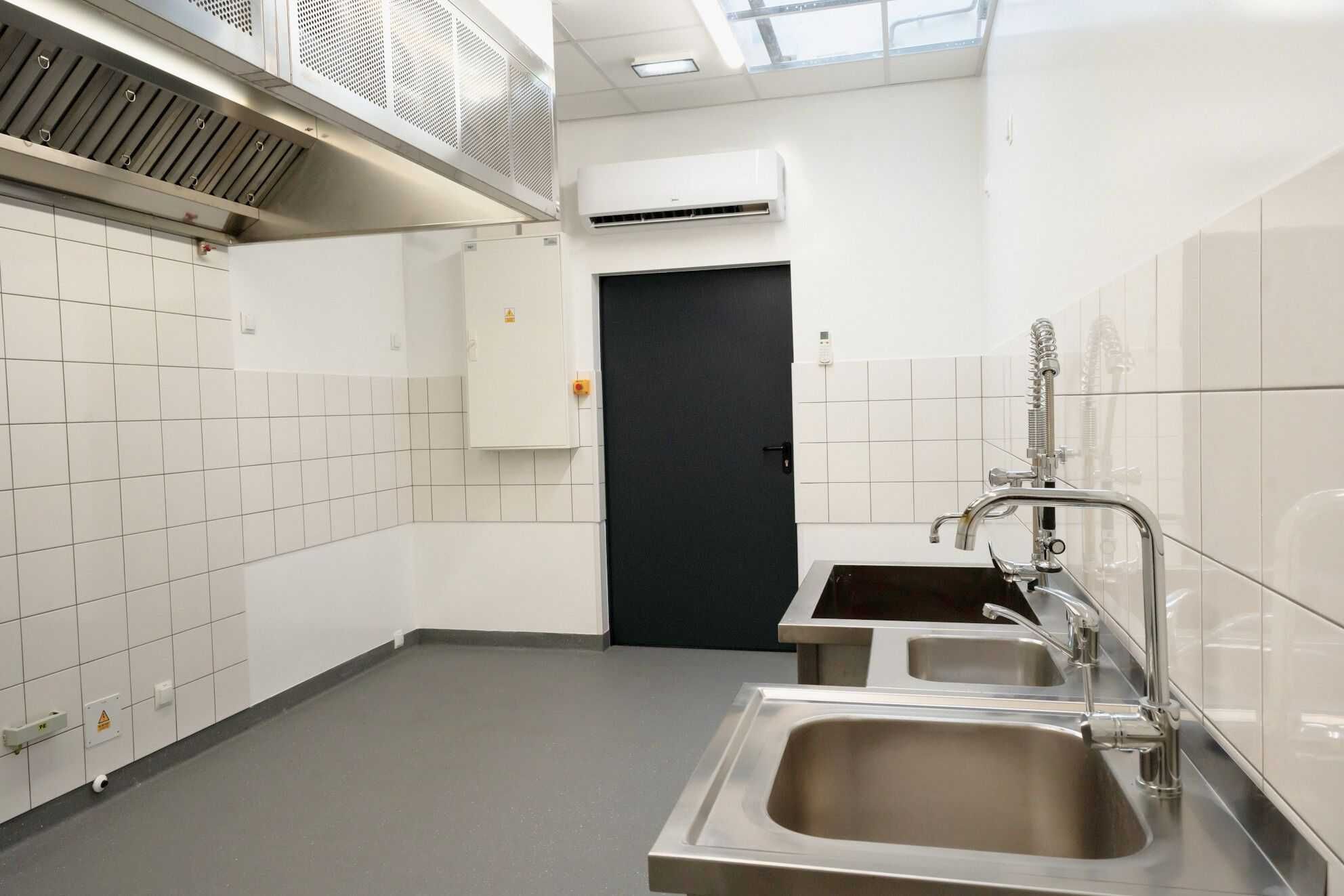 Kuchnia produkcyjna na wynajem: dostawa, catering, dark kitchen