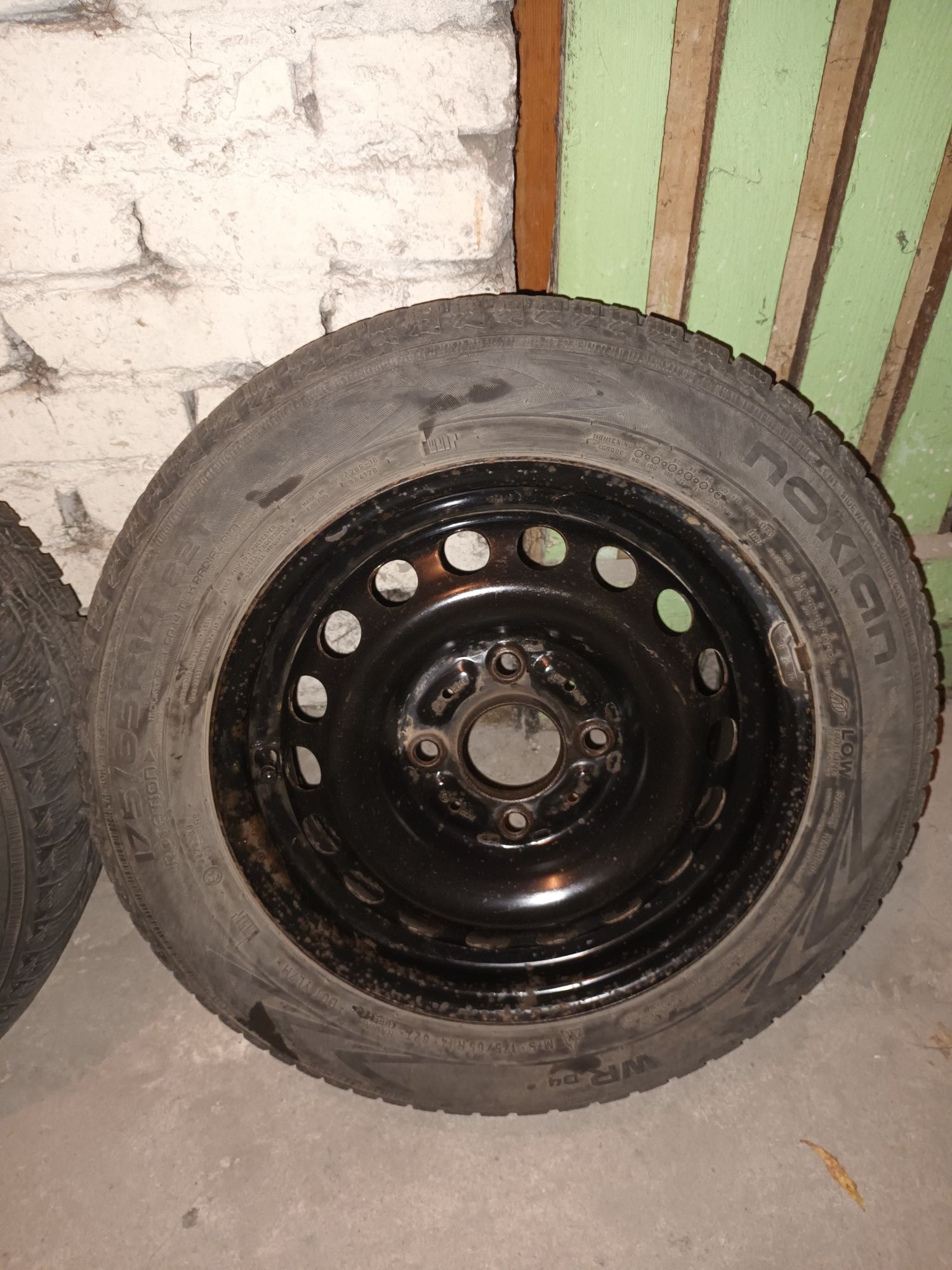 Komplet 4 felg z zimowymi oponami NOKIAN 175/65 r14