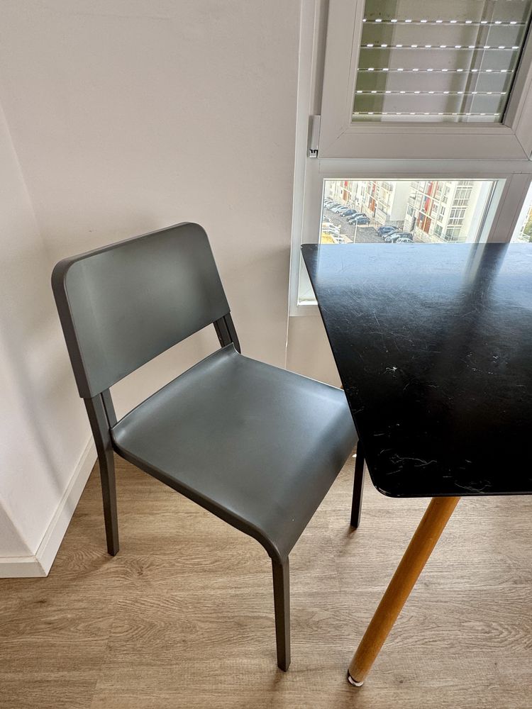 Mesa com Duas Cadeiras