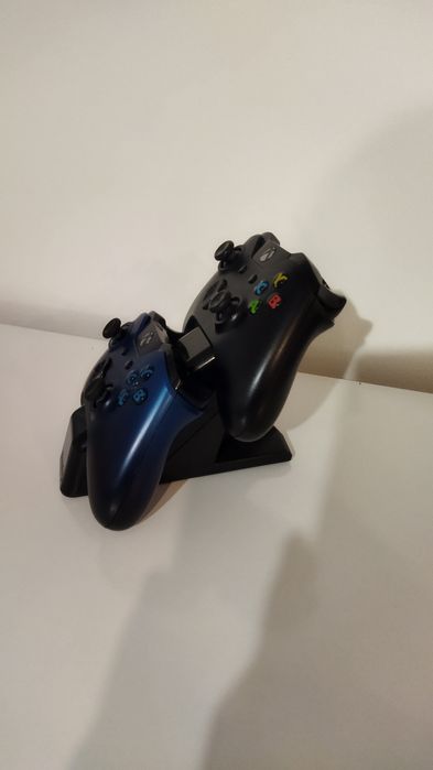 konsola Xbox One + 2 kontrolery/pady+stacja ładująca + zasilacz