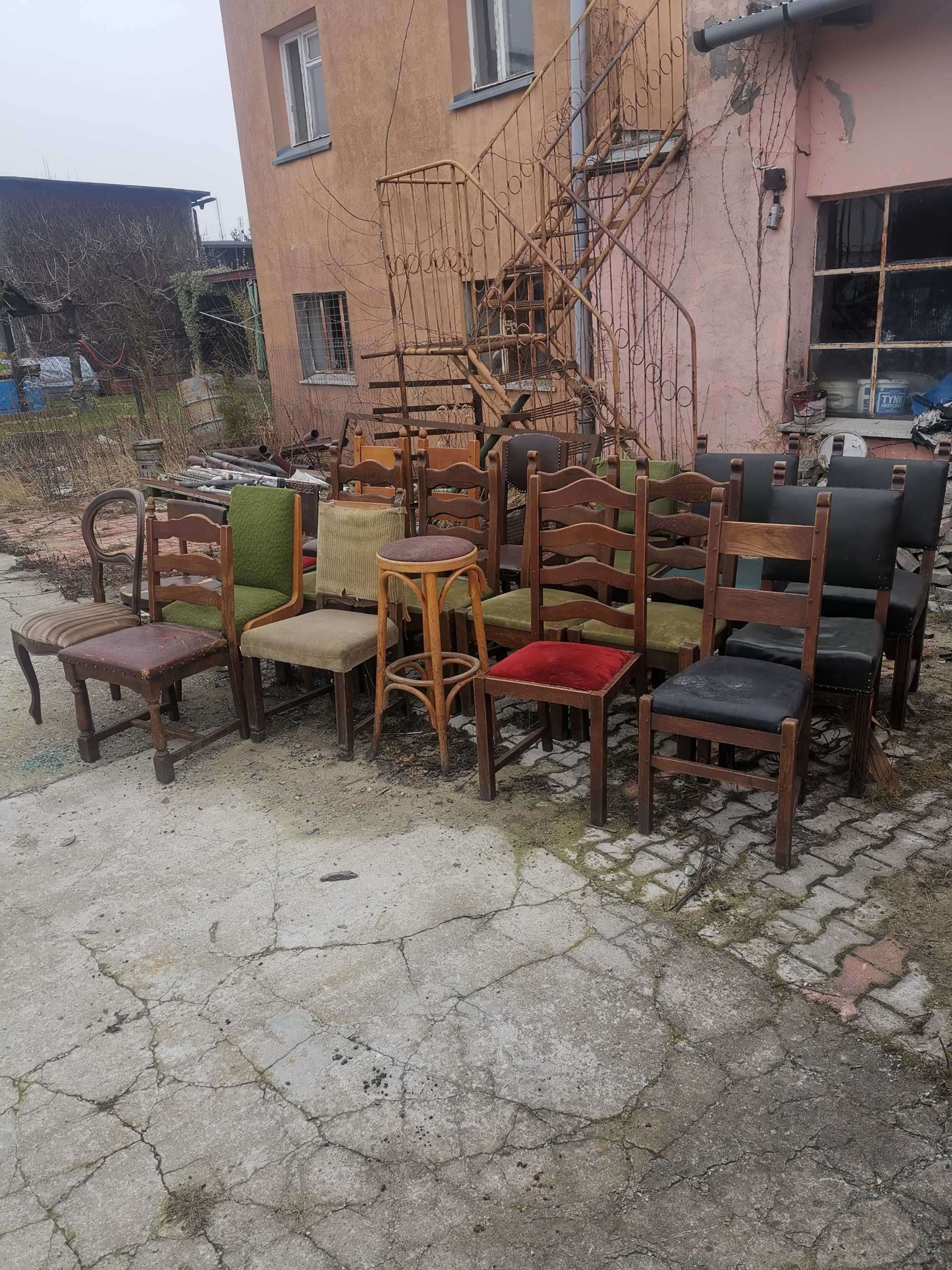 Stare krzesła. Bar restauracja salon. Krzesło
