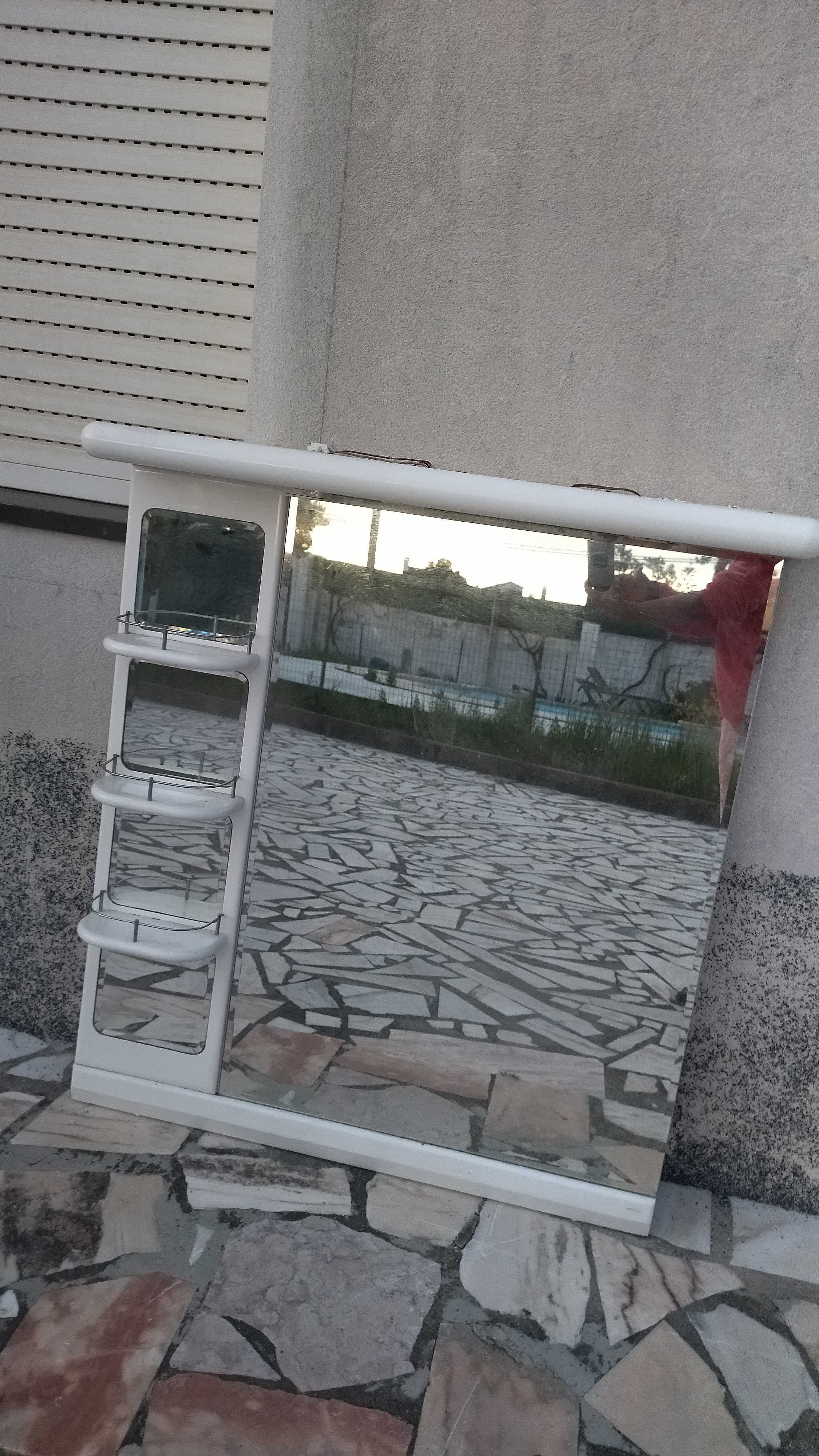Espelho grande, eletrificado, com 3 prateleiras